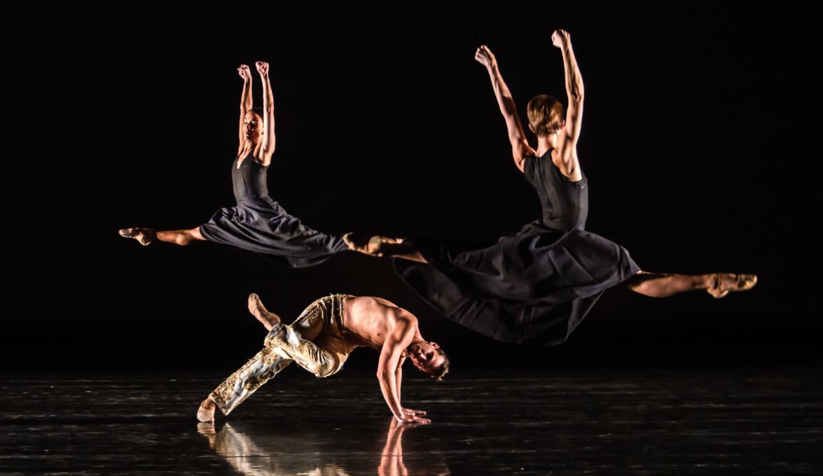 São Paulo Dance Company in Nacho Duato's <i>Gnawa</i> © Iari Davies