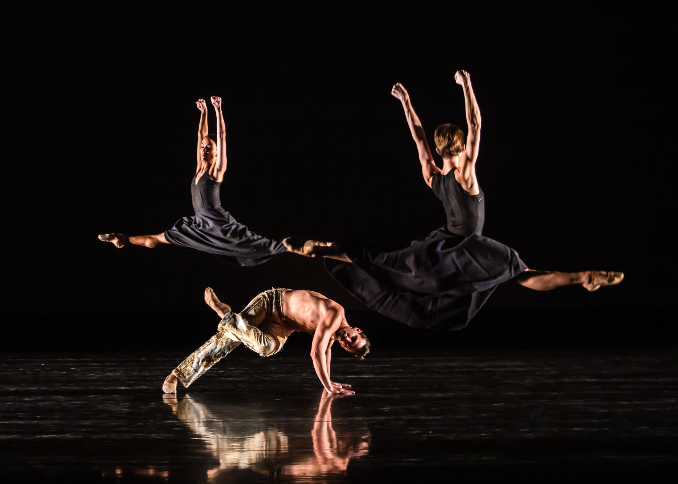 São Paulo Dance Company in Nacho Duato's <i>Gnawa</i> © Iari Davies