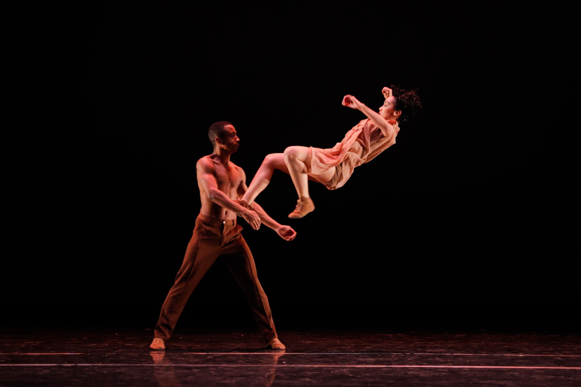 São Paulo Dance Company in Cassi Abranches' <i>Agora</i> – the leap of faith © Camilo Munoz and Iari Davies