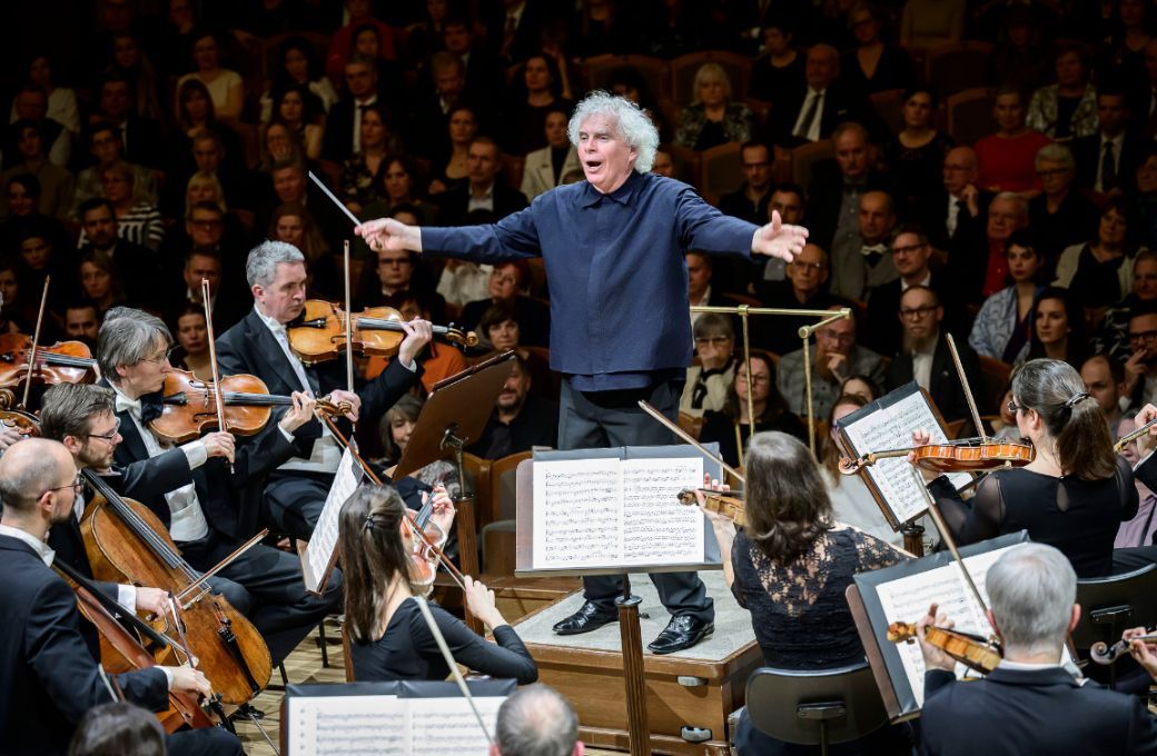 Sir Simon Rattle conducts the Czech Philharmonic © Petra Hajská