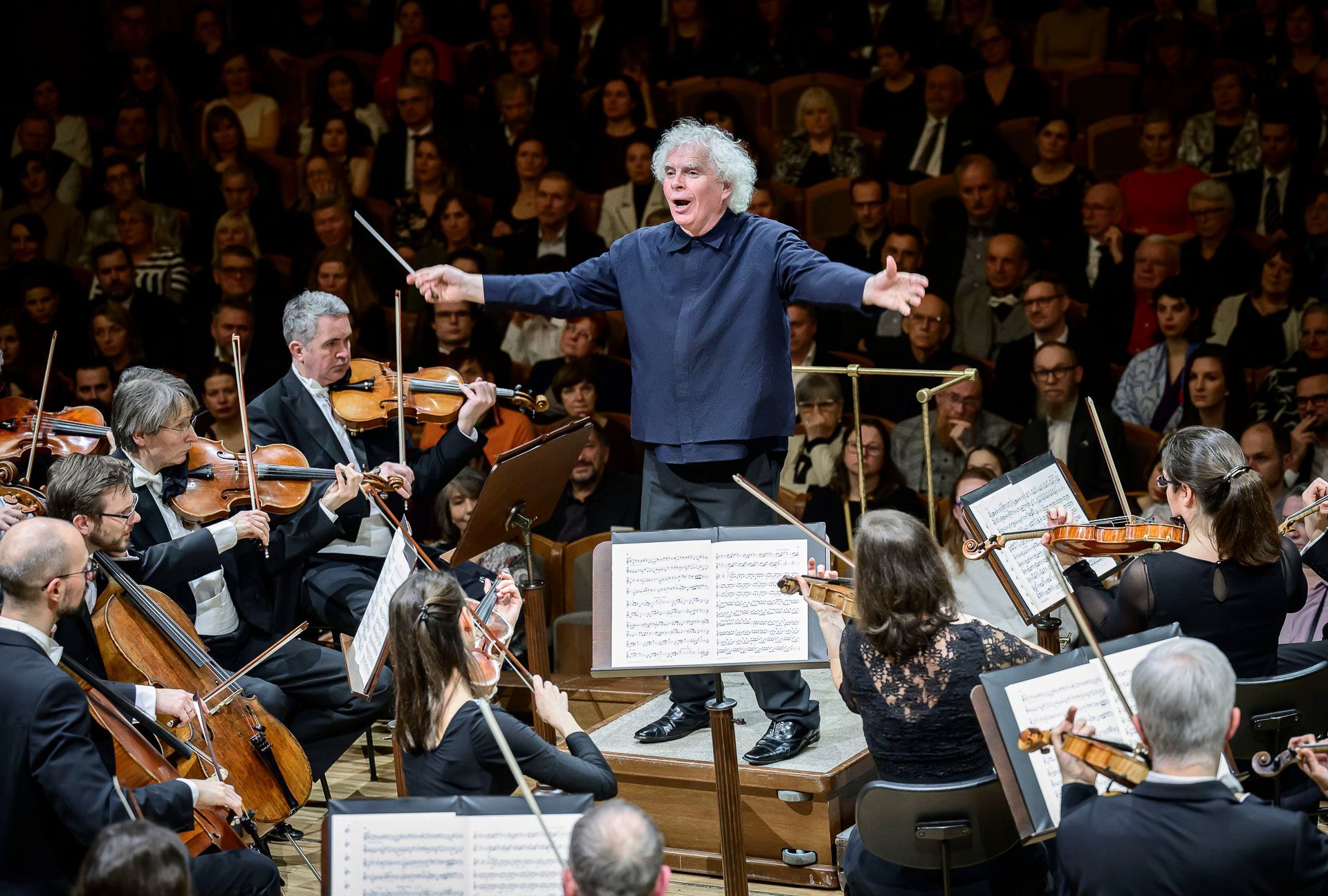 Sir Simon Rattle conducts the Czech Philharmonic © Petra Hajská