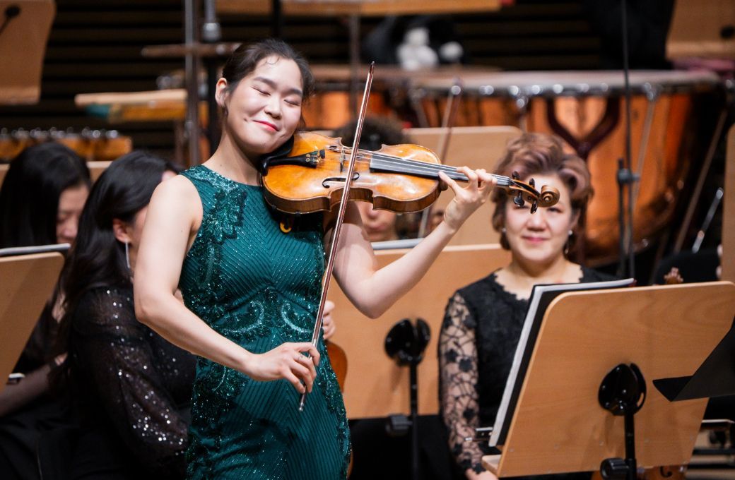 Esther Yoo and the New York Philharmonic © Chris Lee