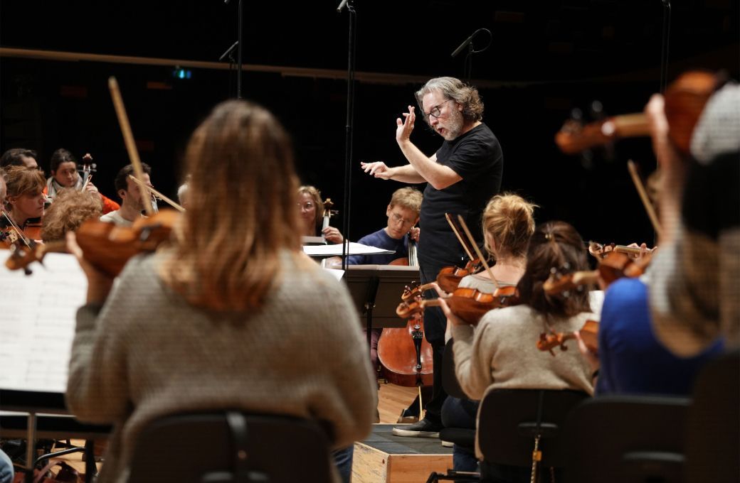 Brad Lubman dirige l'Orchestre Philharmonique de Radio France en r&eacute;p&eacute;tition &copy; Fran&ccedil;ois Daburon