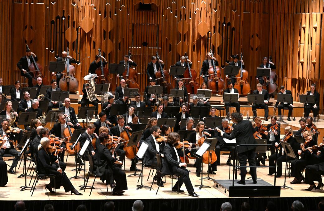 Nathalie Stutzmann conducts the London Symphony Orchestra © LSO | Mark Allan