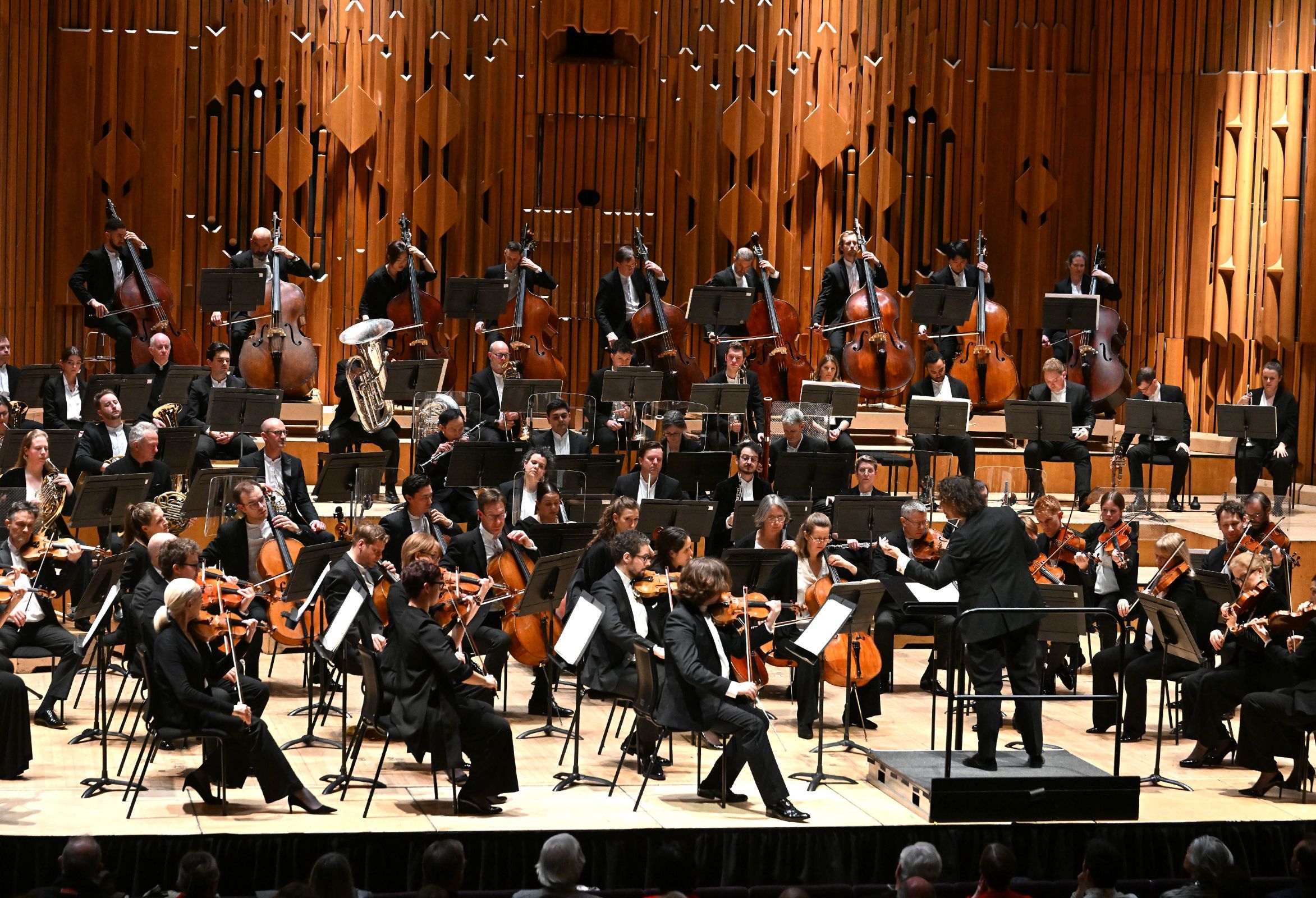 Nathalie Stutzmann conducts the London Symphony Orchestra © LSO | Mark Allan