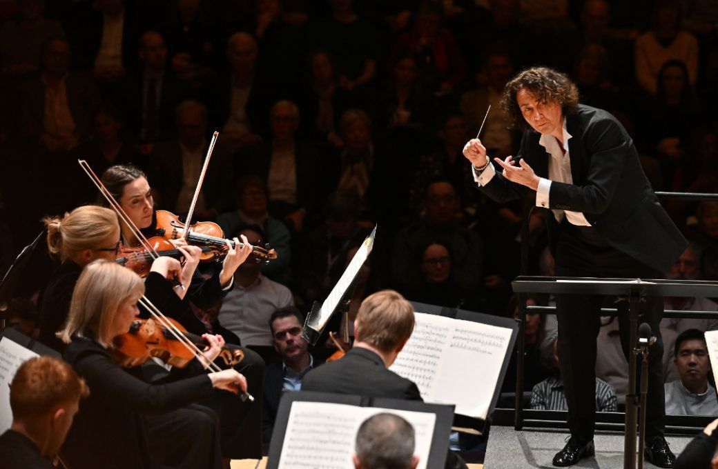 Nathalie Stutzmann conducts the London Symphony Orchestra © LSO | Mark Allan