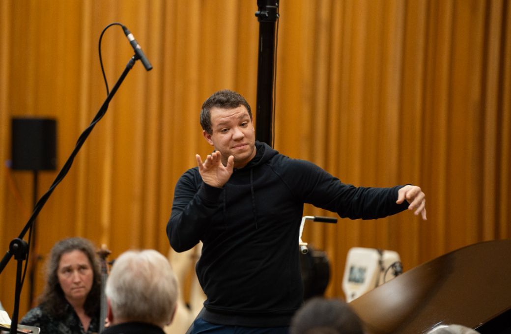 Ryan Bancroft rehearses the BBC National Orchestra of Wales © Yusef Bastawy