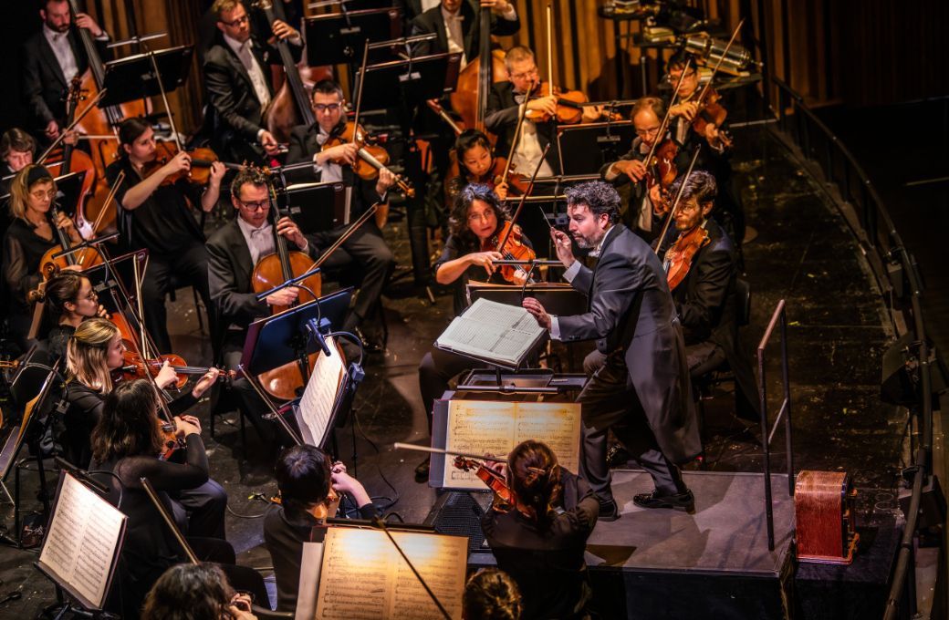 James Gaffigan dirige l'orchestre du Komische Oper de Berlin © Jan Windszus Photography