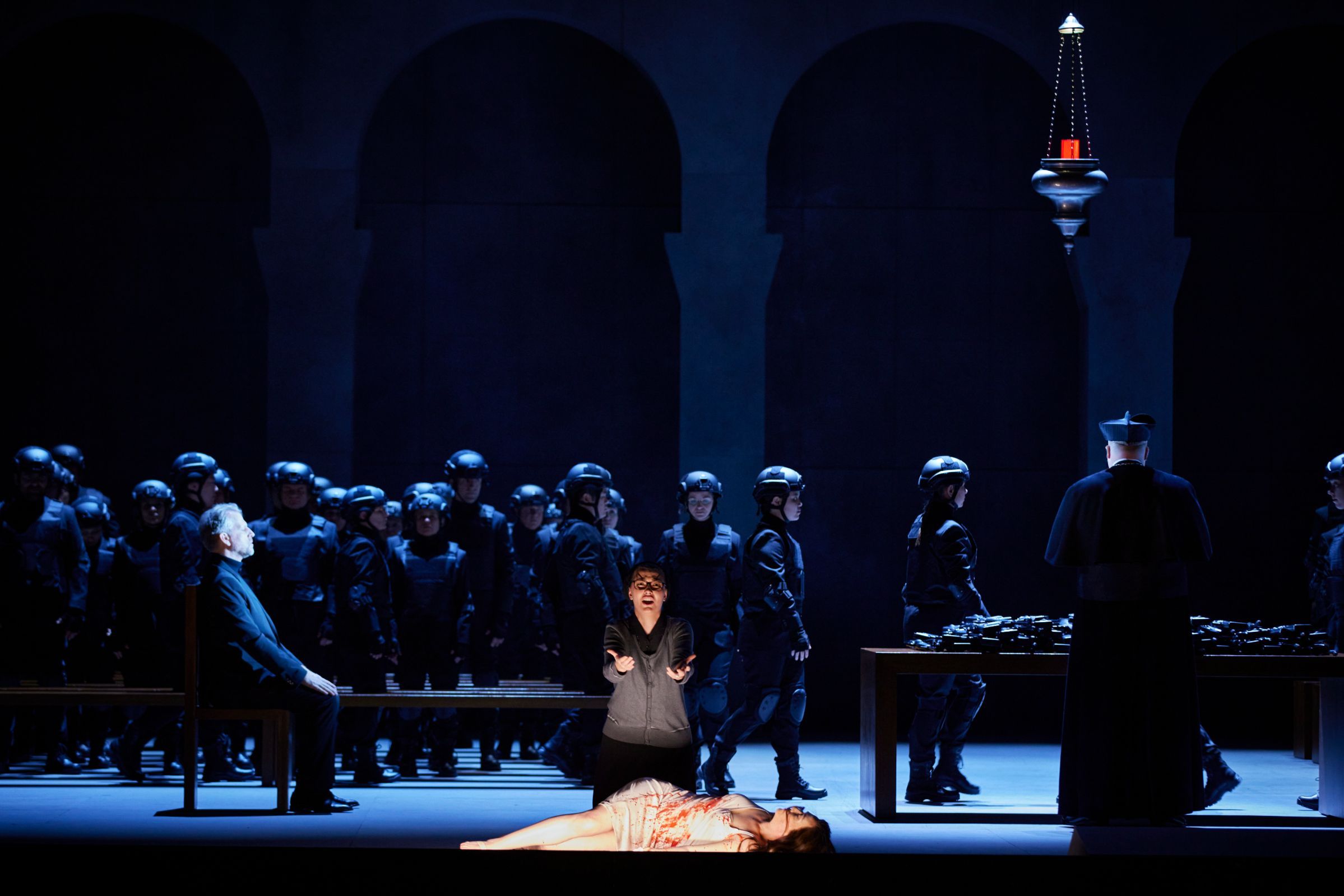 Christoph Pohl (Alfonso), Lilly Jørstad (Esther), Heidi Stober (Rahel) and chorus &copy; Semperoper Dresden | Ludwig Olah