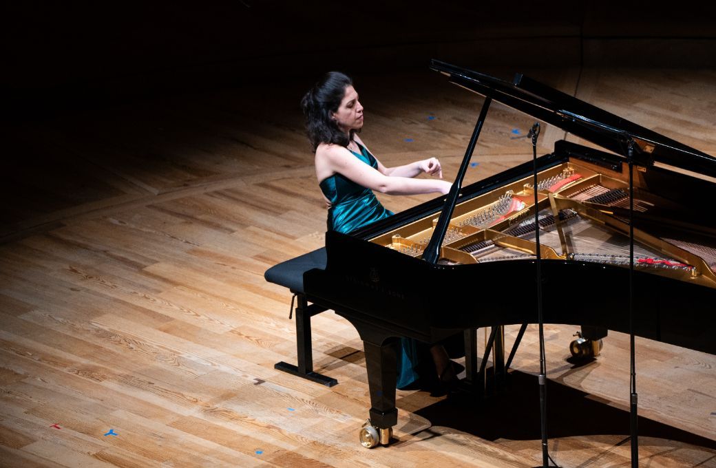 Beatrice Rana perdue dans l instant la Philharmonie de Paris