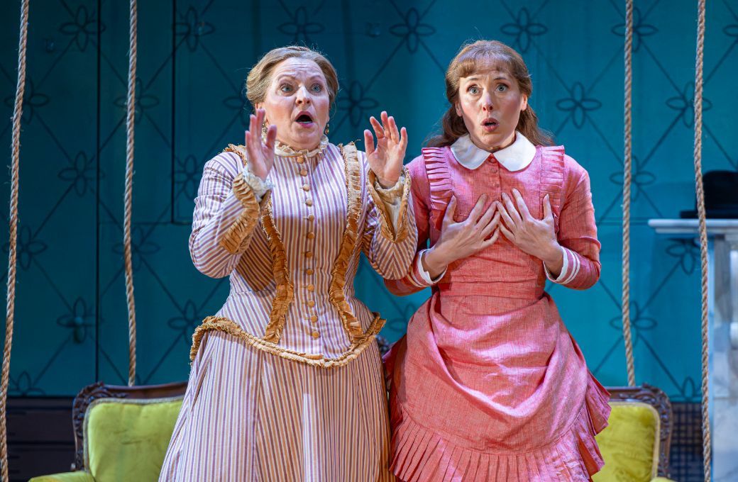 Lucy Schaufer (Helene) and Rebecca Bottone (Tussi) &copy; James Glossop