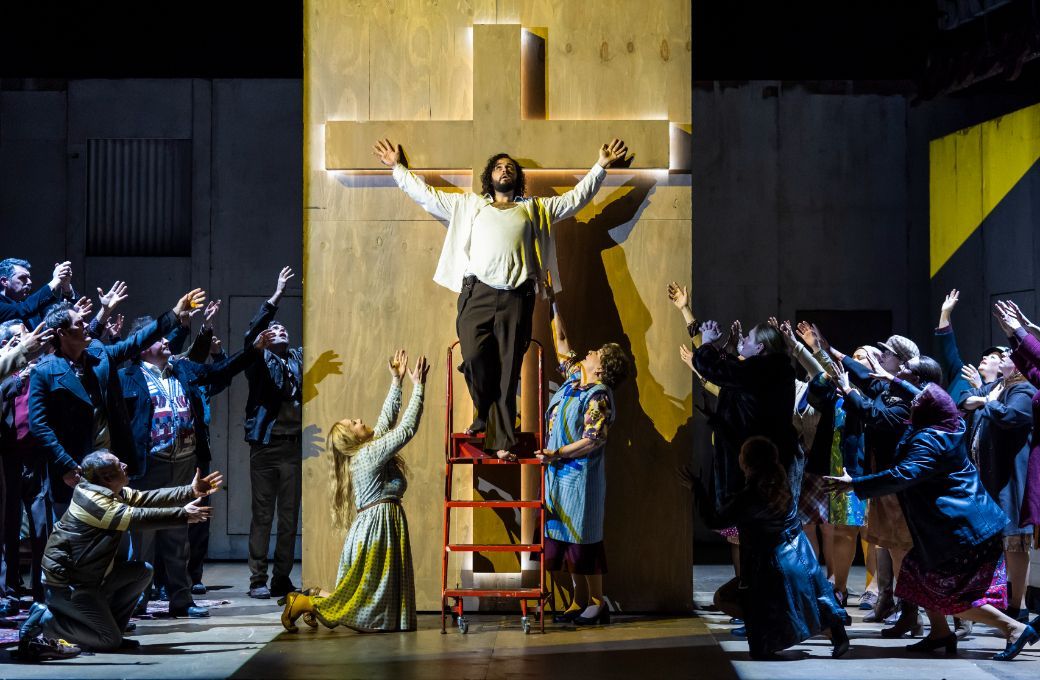 Giselle Allen (Santuzza), Andr&eacute;s Presno (Turiddu) and Anne-Marie Owens (Lucia) &copy; Tristram Kenton