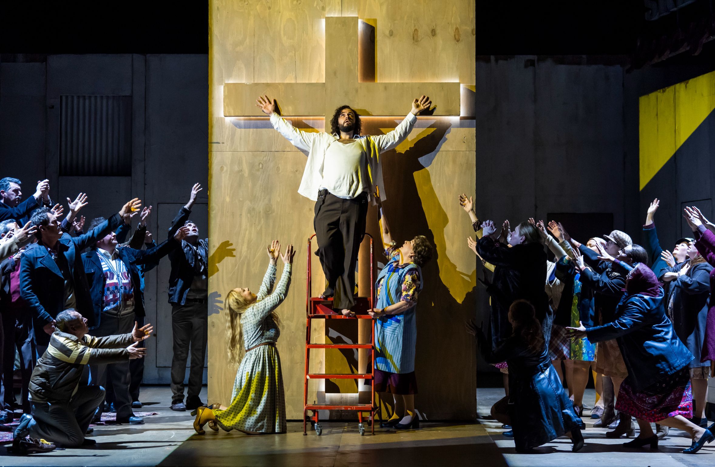 Giselle Allen (Santuzza), Andrés Presno (Turiddu) and Anne-Marie Owens (Lucia) &copy; Tristram Kenton