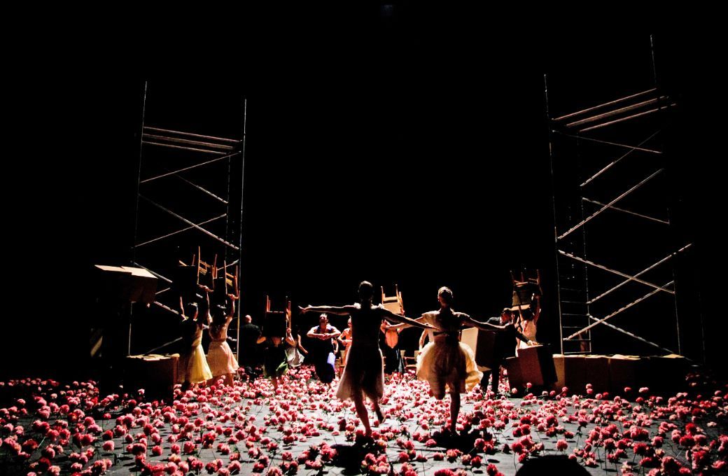 Tanztheater Wuppertal in Pina Bausch's <i>Nelken</i> &copy; Oliver Look