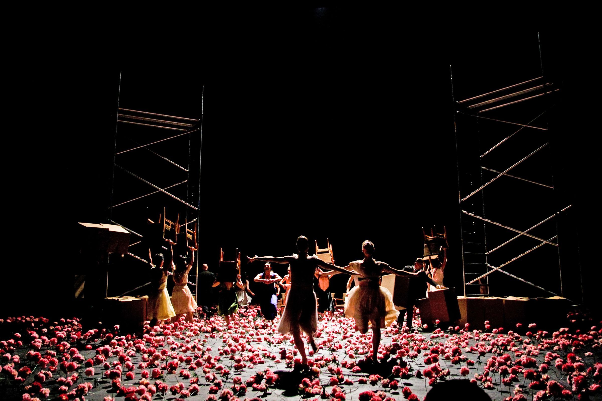Tanztheater Wuppertal in Pina Bausch's <i>Nelken</i> &copy; Oliver Look