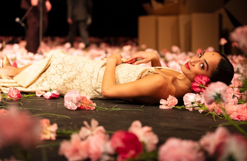 Letizia Galloni in Pina Bausch's <i>Nelken</i> &copy; Paul Andermann