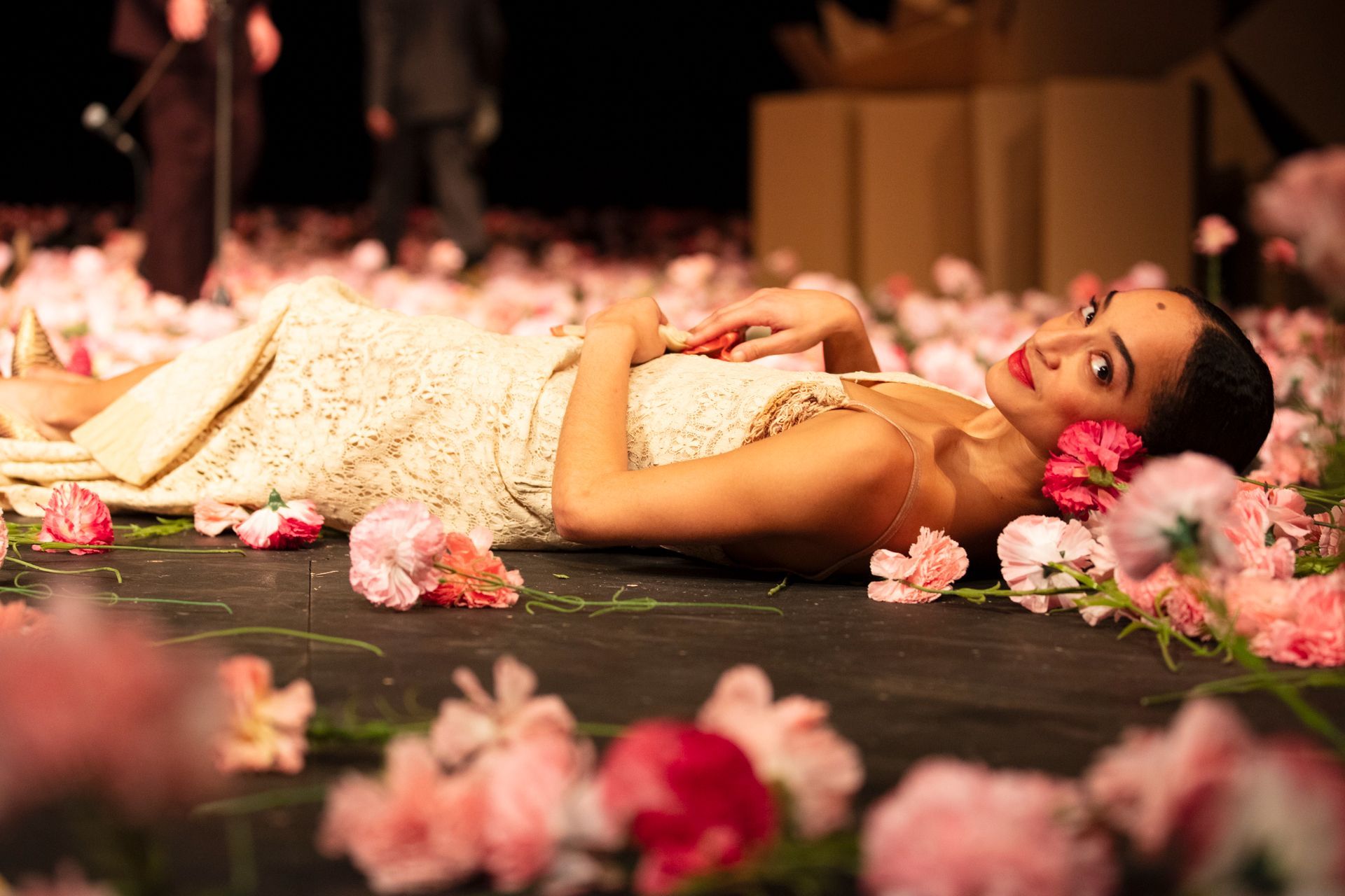 Letizia Galloni in Pina Bausch's <i>Nelken</i> &copy; Paul Andermann