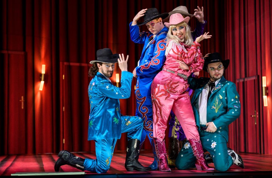 Jan Hnyk (Truffaldino), Daniel Matoušek (Brighella), Ziyi Dai (Zerbinetta), Lukáš Bařák (Harlekin) © Petr Neubert