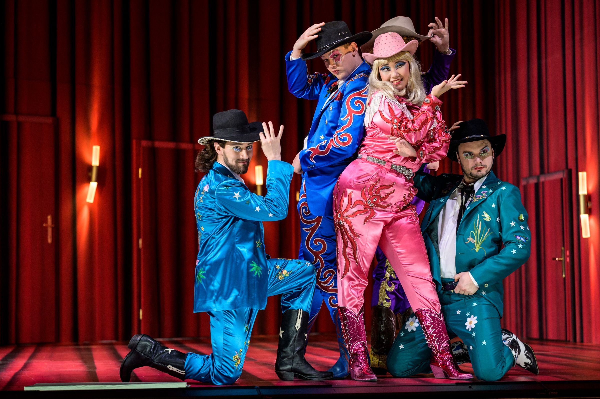 Jan Hnyk (Truffaldino), Daniel Matoušek (Brighella), Ziyi Dai (Zerbinetta), Lukáš Bařák (Harlekin) © Petr Neubert