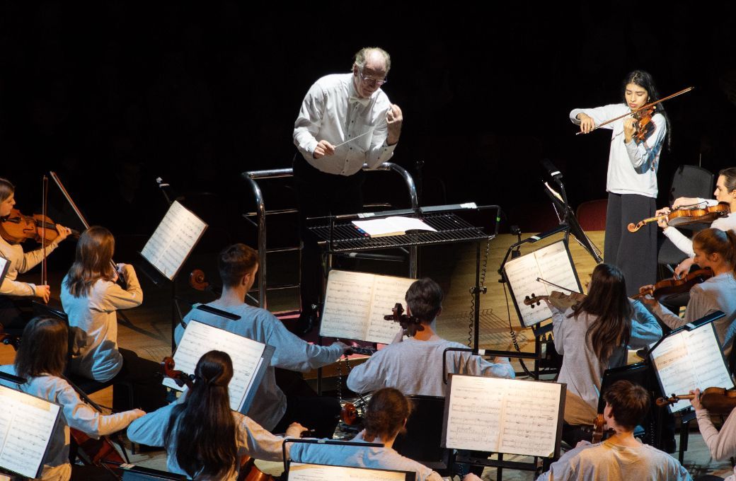 Jac van Steen conducts the CBSO Youth Orchestra © Hannah Fathers