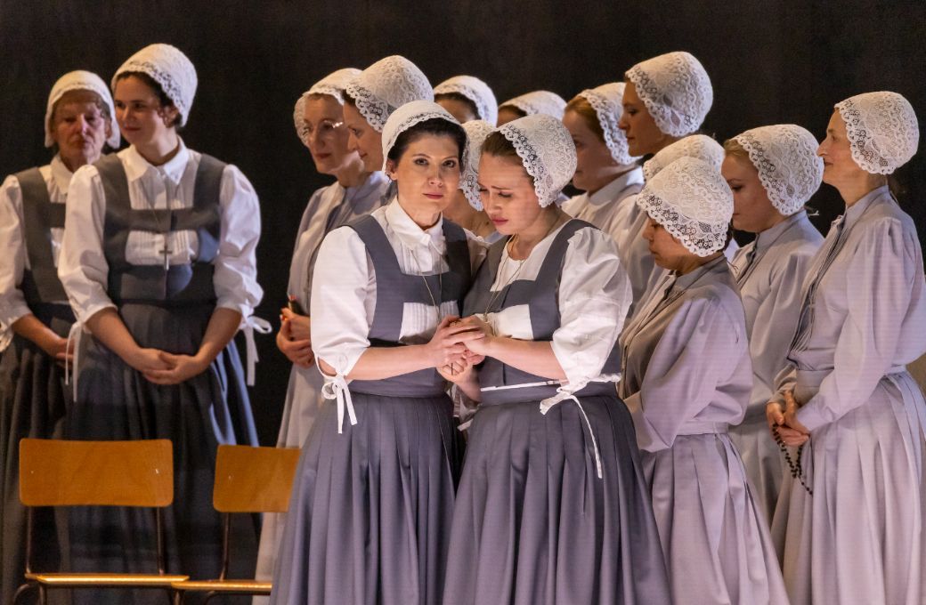 <i>Suor Angelica</i>: Florina Ilie (Schwester Genovieffa) und Elena Stikhina (Schwester Angelica) &copy; Stephan Br&uuml;ckler