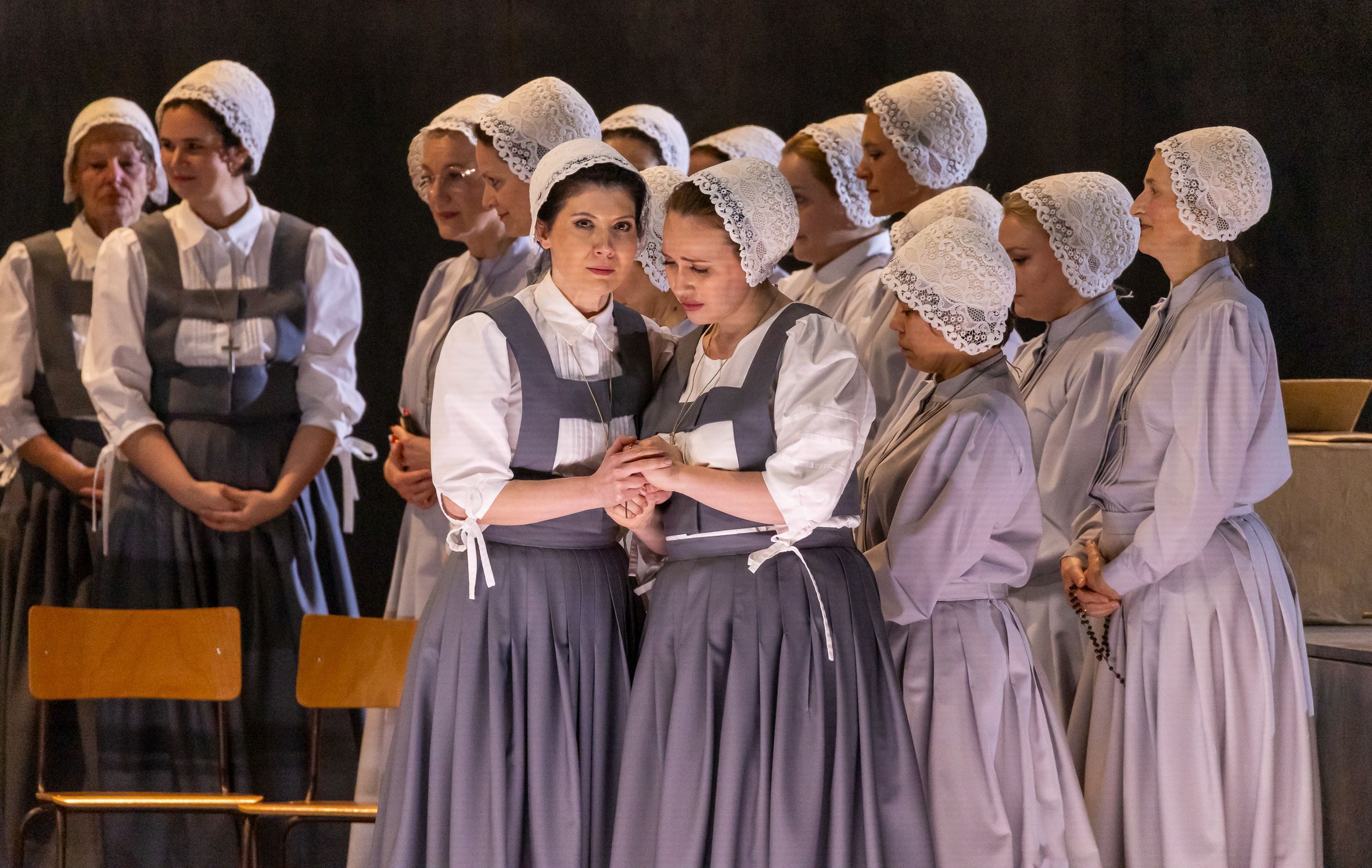 <i>Suor Angelica</i>: Florina Ilie (Schwester Genovieffa) und Elena Stikhina (Schwester Angelica) &copy; Stephan Brückler