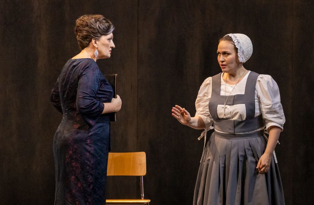<i>Suor Angelica</i>: Michaela Schuster (Die F&uuml;rstin) und Elena Stikhina (Schwester Angelica) &copy; Stephan Br&uuml;ckler