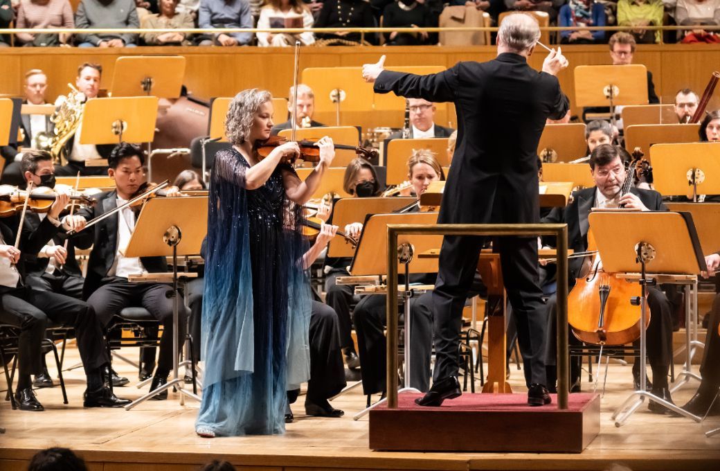 Hilary Hahn junto a Gianandrea Noseda y la NSO durante el concierto de Korngold &copy; Scott Suchman