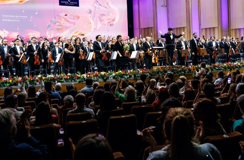 Măcelaru bows with the Orchestre National de France &copy; Cristina Tănase
