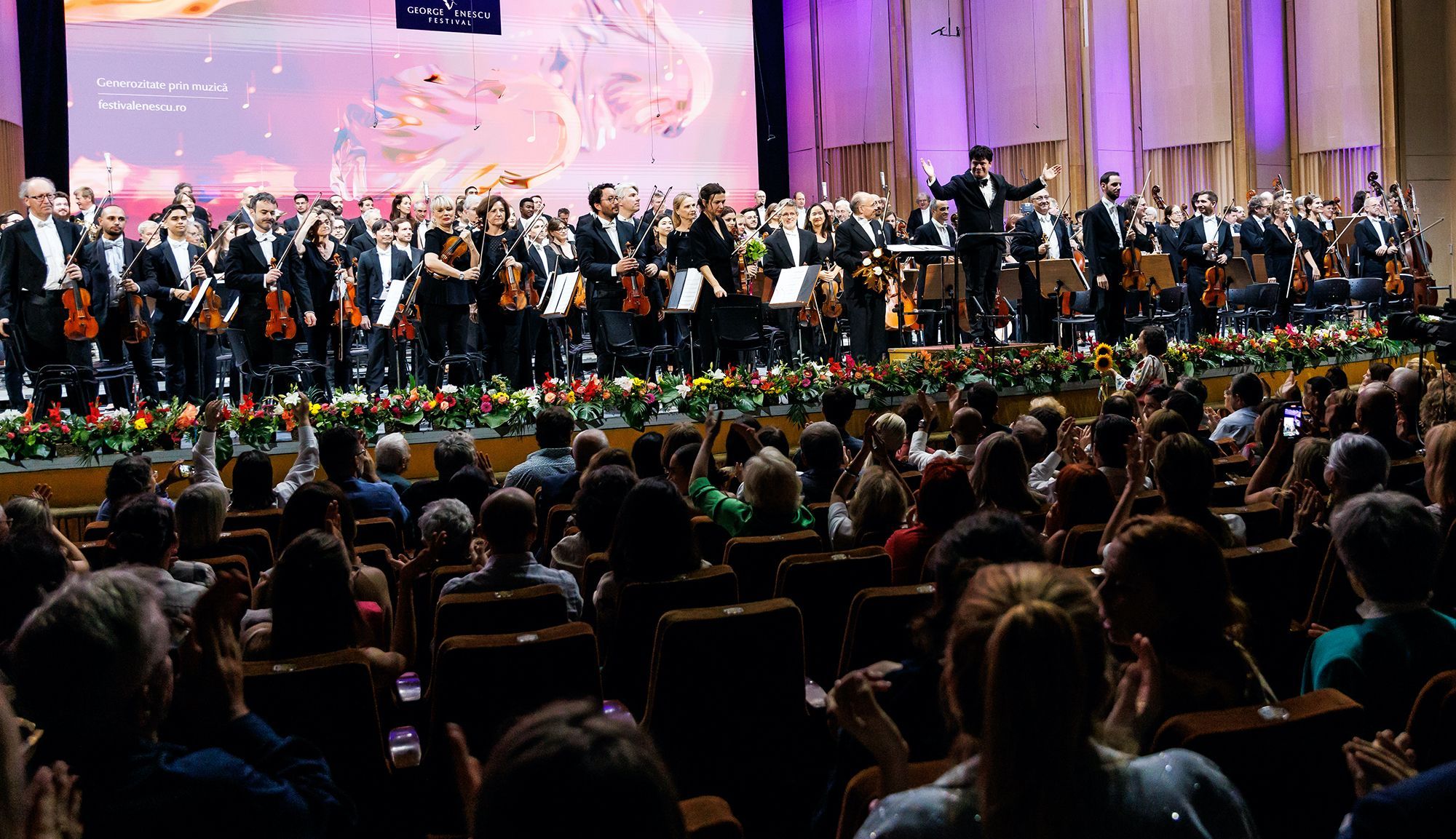 Măcelaru bows with the Orchestre National de France &copy; Cristina Tănase