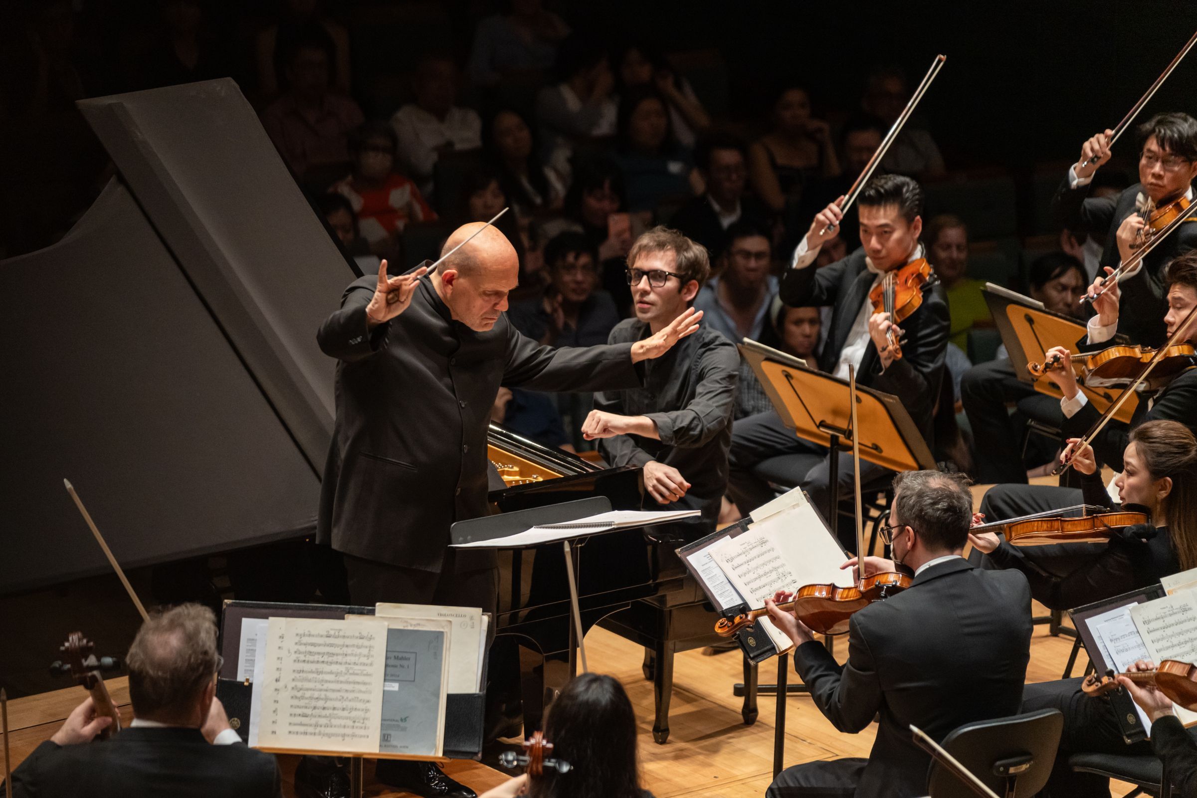 Jaap van Zweden, Alexandre Kantorow and the Hong Kong Philharmonic &copy; Aloysius Lim, courtesy of Esplanade – Theatres on the Bay