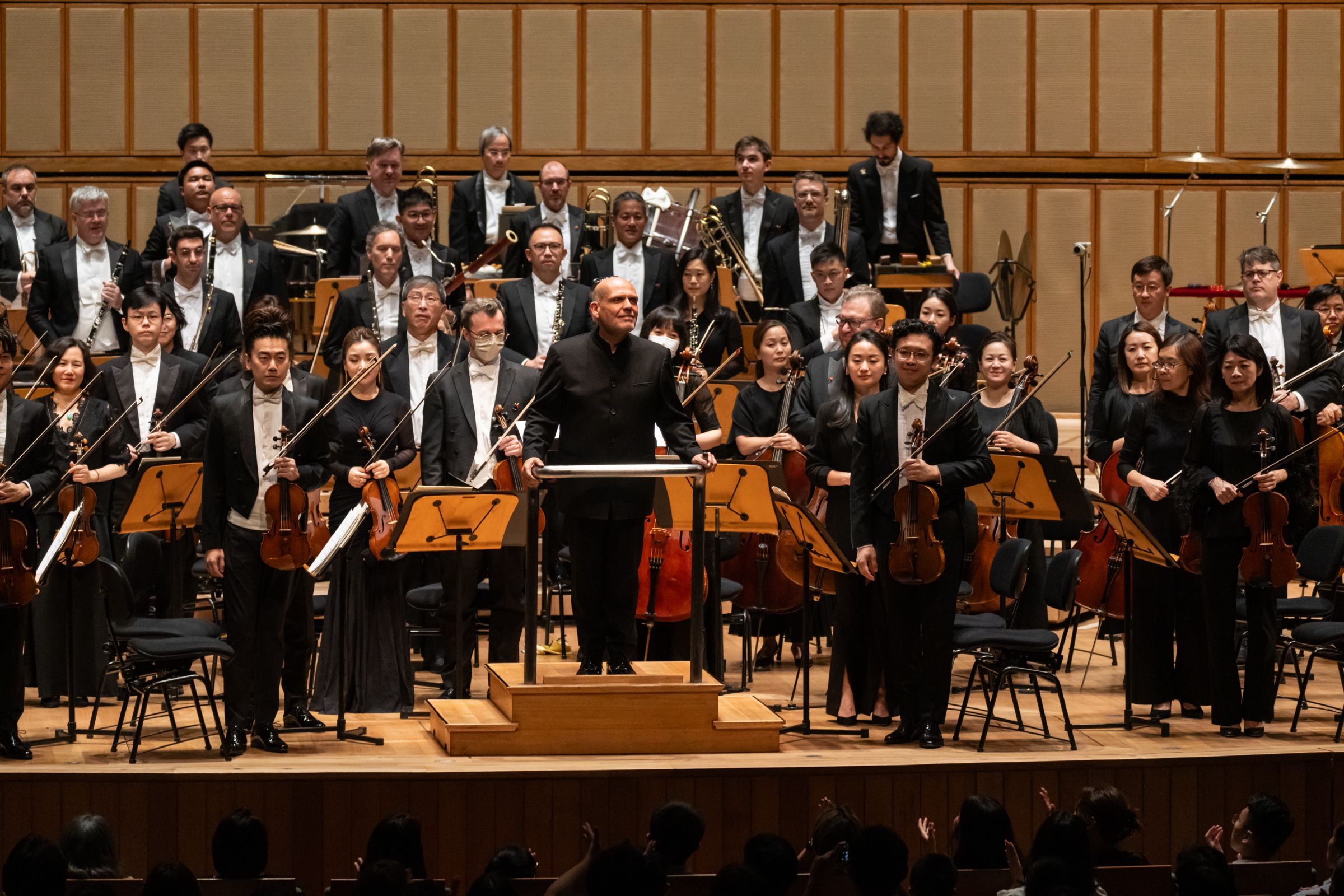 Jaap van Zweden and the Hong Kong Philharmonic &copy; Aloysius Lim, courtesy of Esplanade – Theatres on the Bay