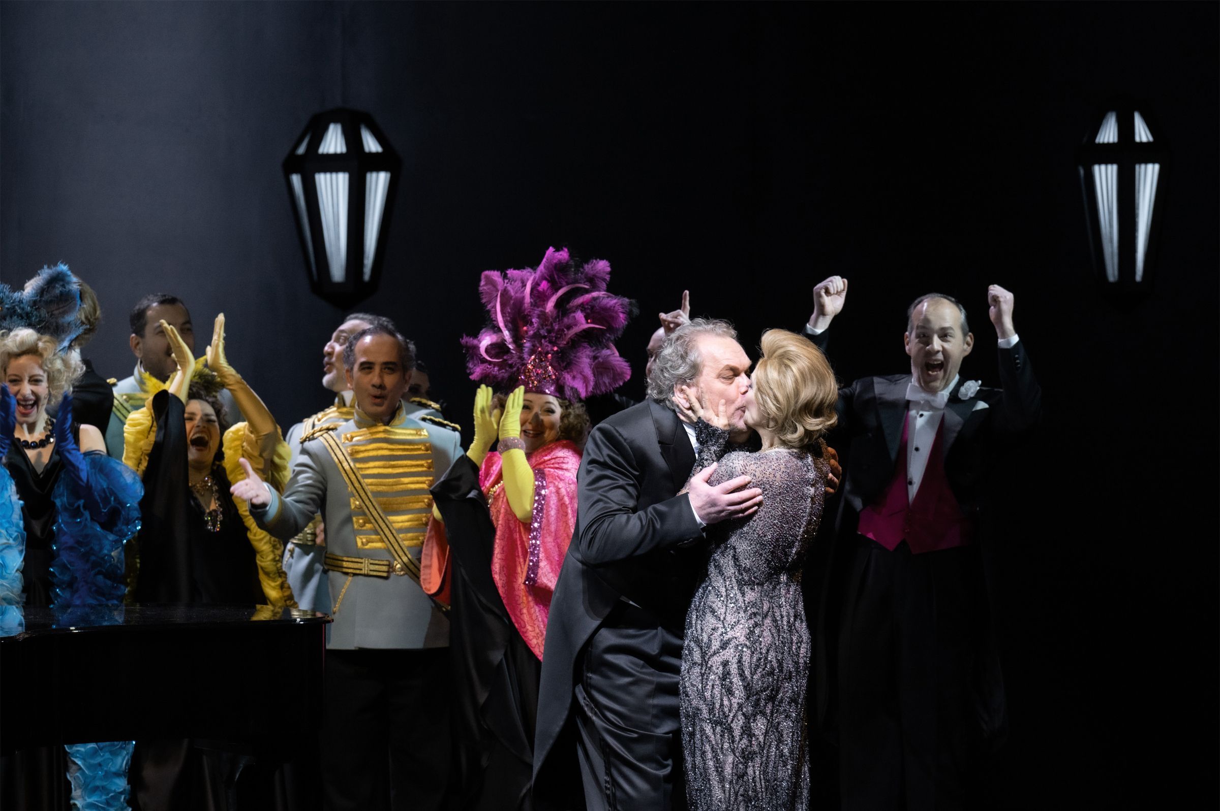 Michael Volle (Graf Danilo Danilowitsch) und Marlis Petersen (Hanna Glawari) &copy; Monika Rittershaus