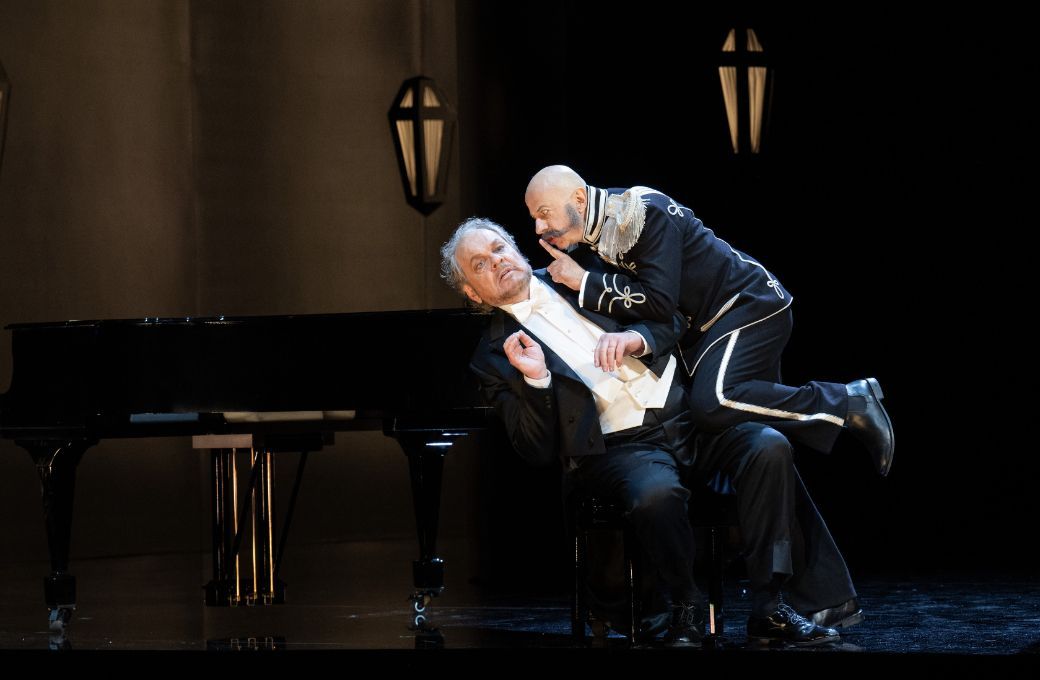 Michael Volle (Graf Danilo Danilowitsch) und Martin Winkler (Baron Mirko Zeta) &copy; Monika Rittershaus