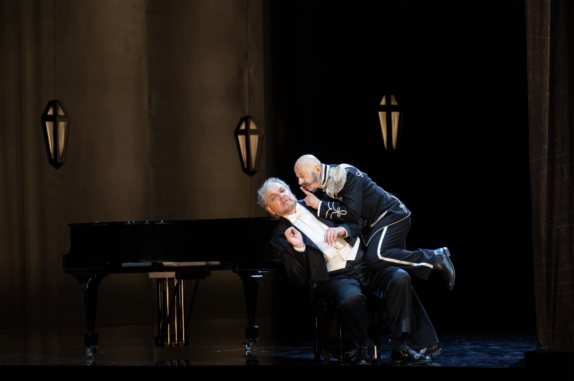 Michael Volle (Graf Danilo Danilowitsch) und Martin Winkler (Baron Mirko Zeta) &copy; Monika Rittershaus