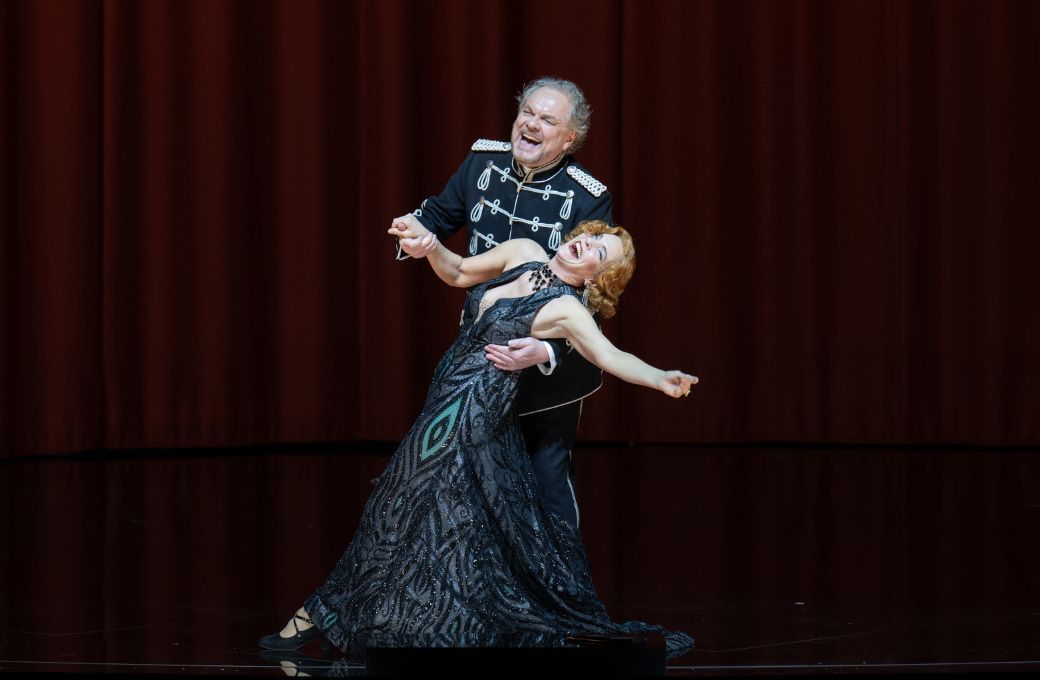 Marlis Petersen (Hanna Glawari) und Michael Volle (Graf Danilo Danilowitsch) &copy; Monika Rittershaus