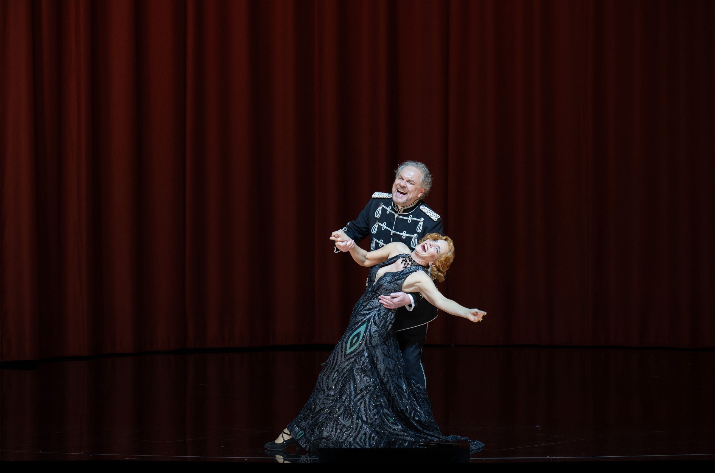 Marlis Petersen (Hanna Glawari) und Michael Volle (Graf Danilo Danilowitsch) &copy; Monika Rittershaus