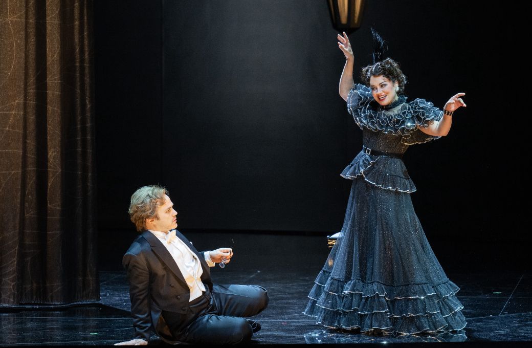 Andrew Owens (Camille de Rosillon) und Katharina Konradi (Valencienne) &copy; Monika Rittershaus