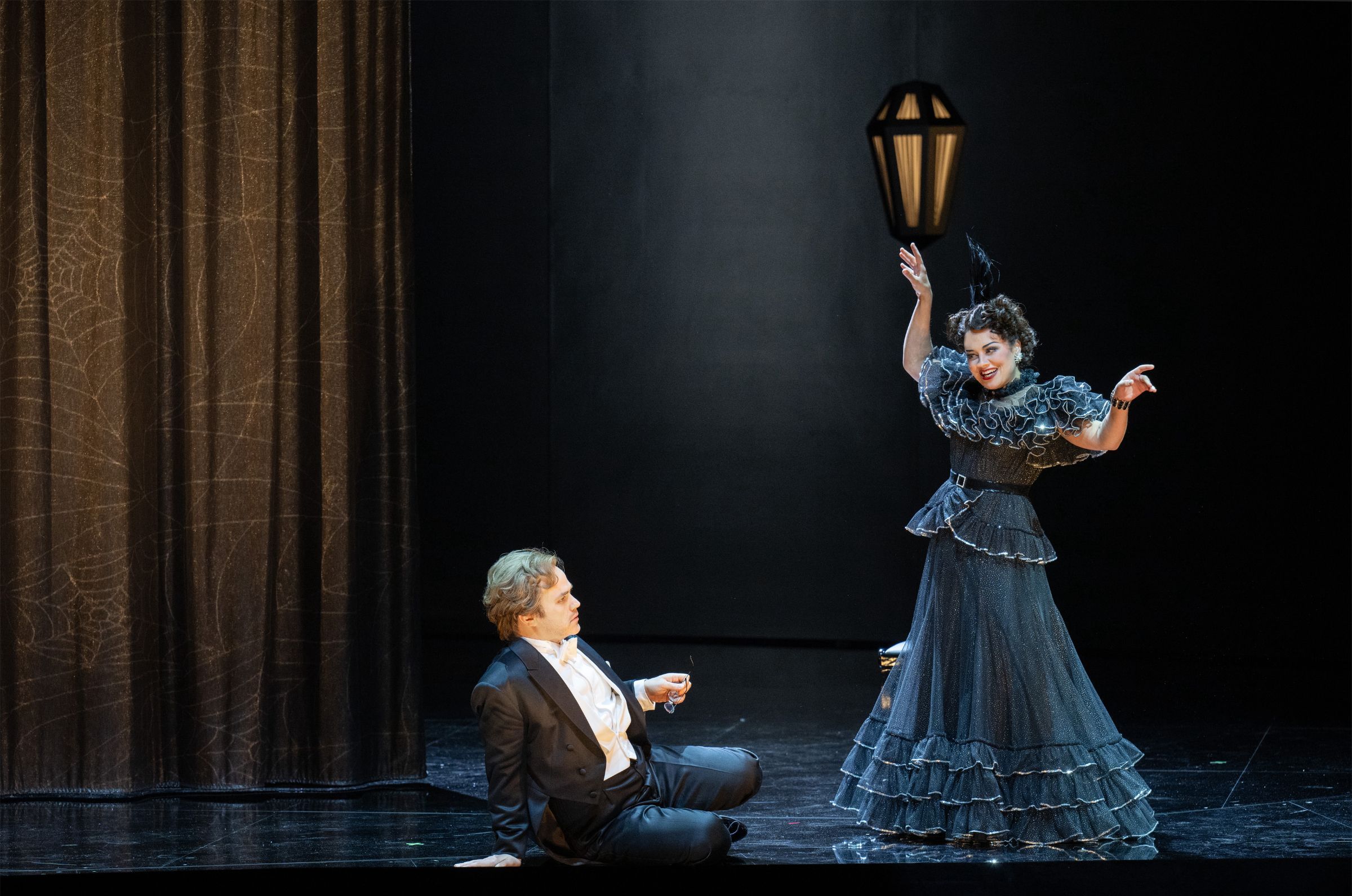 Andrew Owens (Camille de Rosillon) und Katharina Konradi (Valencienne) &copy; Monika Rittershaus