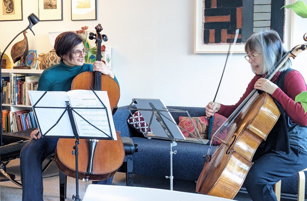 Debbonaire joins Caroline Dearnley, first cellist of the Britten Sinfonia, for an impromtu lesson © Britten Sinfonia