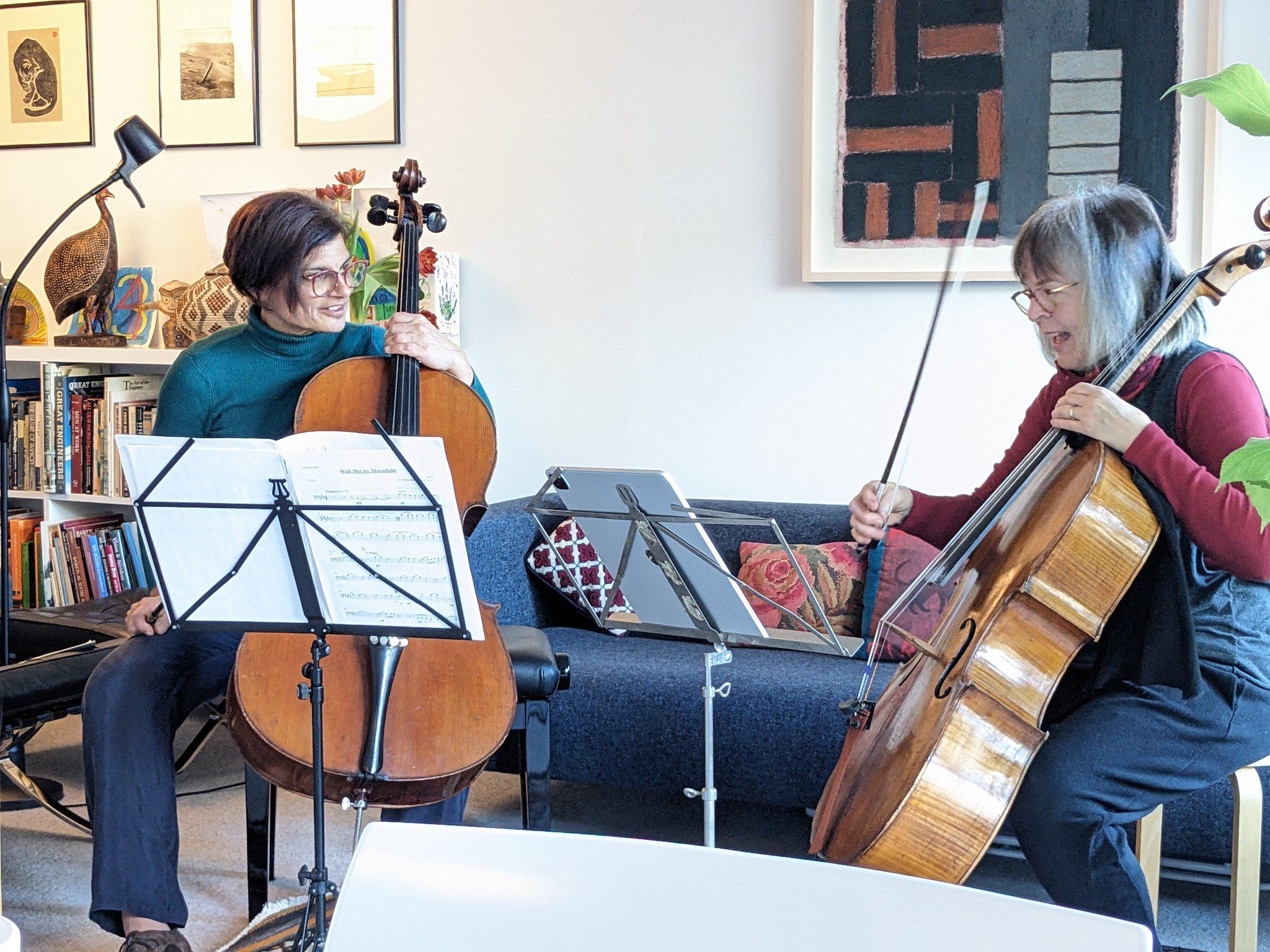 Debbonaire joins Caroline Dearnley, first cellist of the Britten Sinfonia, for an impromtu lesson © Britten Sinfonia