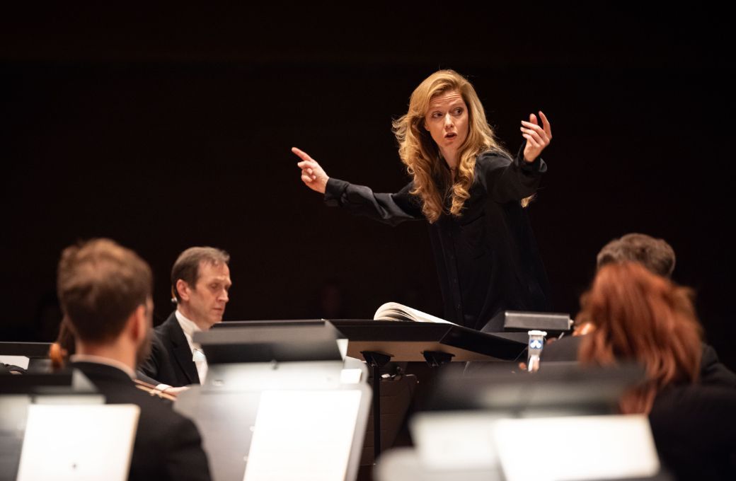 Barbara Hannigan conducts the Orchestre symphonique de Montr&eacute;al &copy; Antoine Saito
