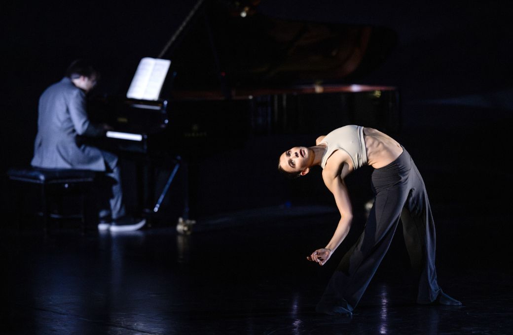 Felicity Chadwick in Joshua Junker's <i>324a</i> with Viktor Erik Emanuel on piano &copy; Deborah Jaffe