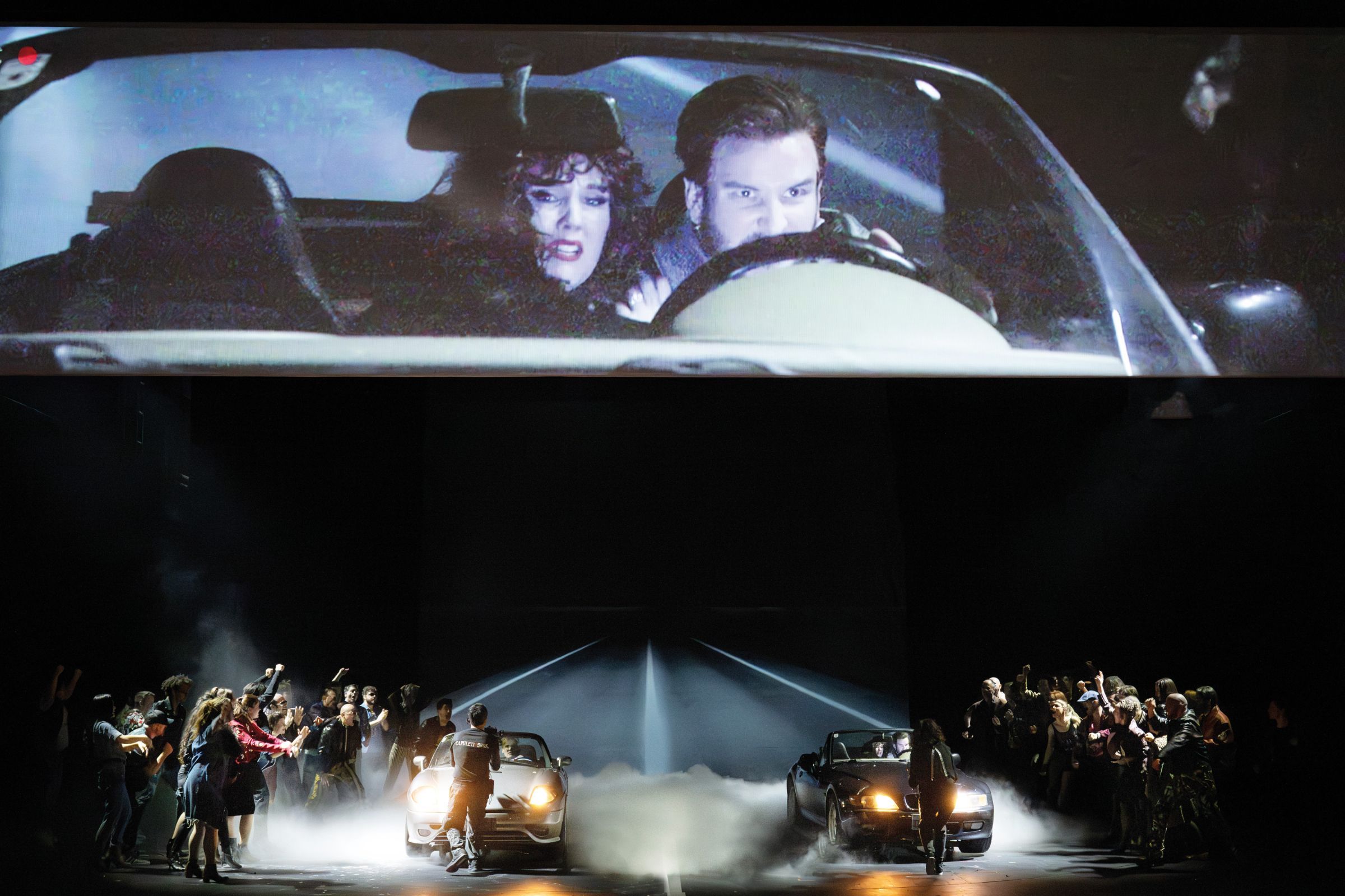Auf der Leinwand: Mélissa Petit (Juliette) und Brian Michael Moore (Tybalt) &copy; Monika Rittershaus