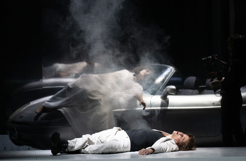 Julien Behr (Rom&eacute;o) und M&eacute;lissa Petit (Juliette) &copy; Monika Rittershaus