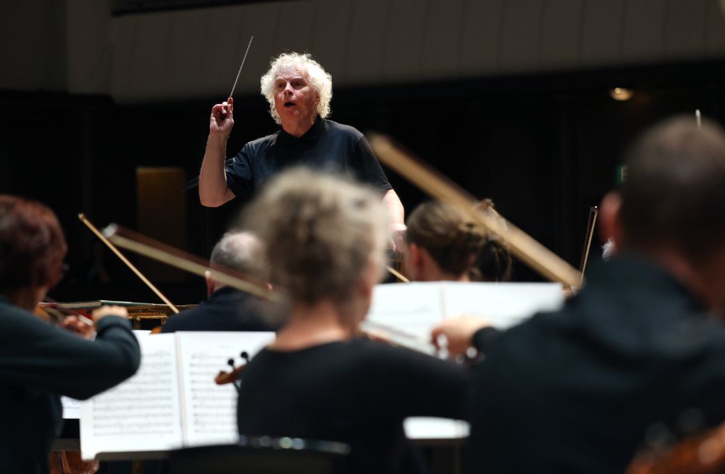 Sir Simon Rattle conducts the Liverpool Philharmonic Youth Orchestra © Gareth Jones