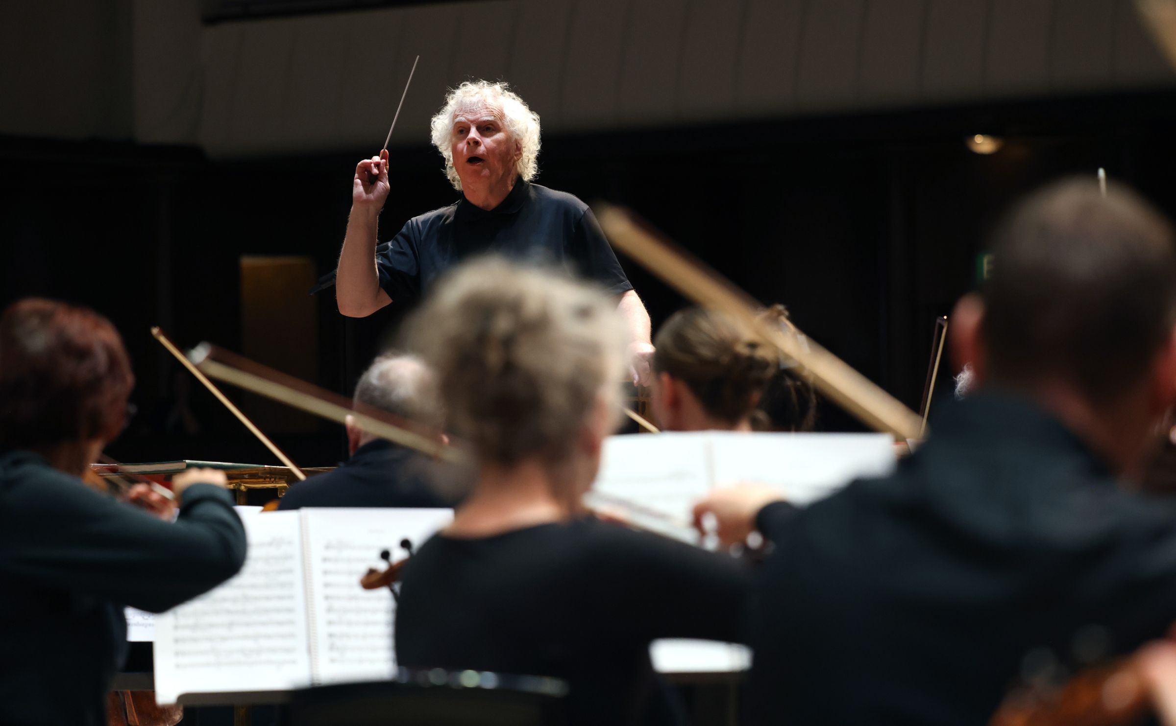 Sir Simon Rattle conducts the Liverpool Philharmonic Youth Orchestra © Gareth Jones