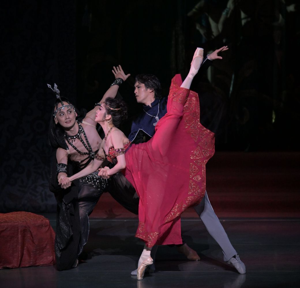 Takafumi Watanabe as Dapertutto, Saho Shibayama as Giulietta and Yudai Fukuoka in <i>Tales of Hoffman</i> &copy; Takashi Shikama