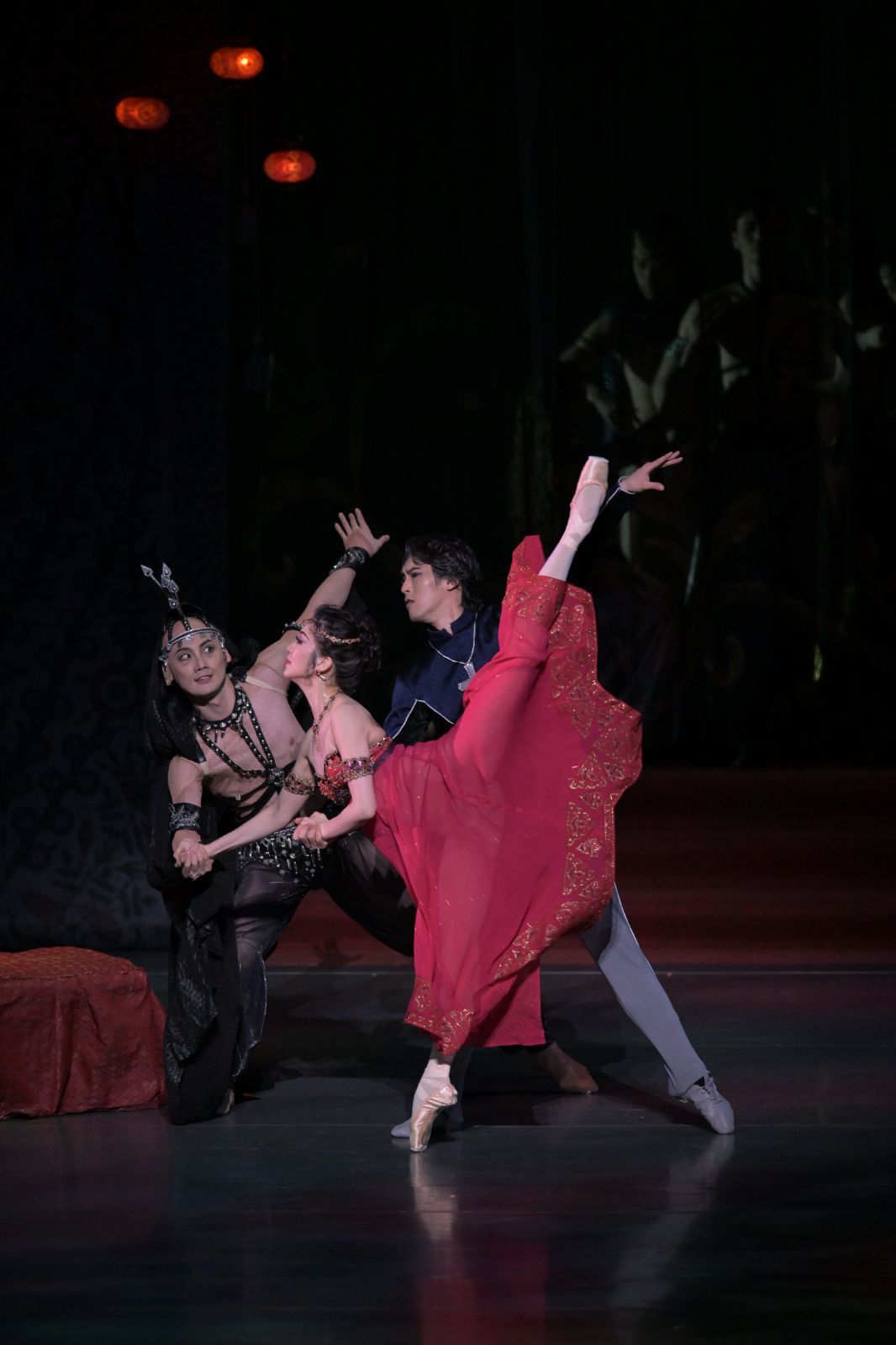 Takafumi Watanabe as Dapertutto, Saho Shibayama as Giulietta and Yudai Fukuoka in <i>Tales of Hoffman</i> &copy; Takashi Shikama