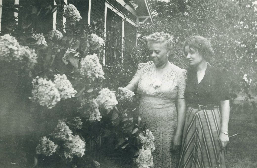 Price with daughter Florence Louise Robinson in the garden at her summer house in St Anne, Illinois © University of Arkansas Libraries, Fayetteville